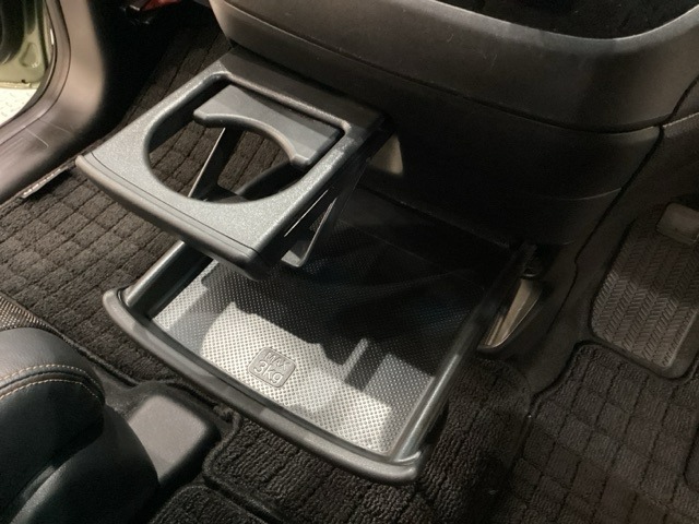 セレクトレバーの下にあるセンタートレイを引きだすと、トレイのほかにカップホルダーも引き出せます。