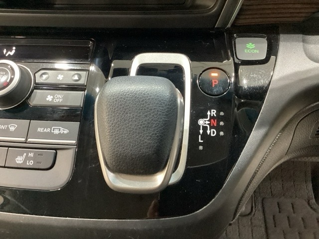 ハイブリッド専用セレクトレバーです。シフトチェンジを電子信号で送信するセレクトレバーを採用していますので、軽快でスマートな操作を楽しめます。