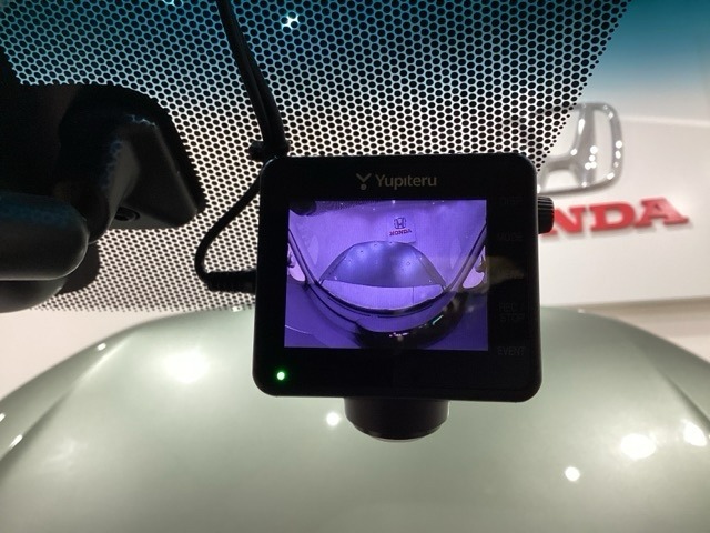 ドライブレコーダー（社外品）が前方の監視をしてくれます。衝突や急ブレーキなどを感知した場合に、記録された動画が万が一の際に直前の状況を把握する手助けとなります。