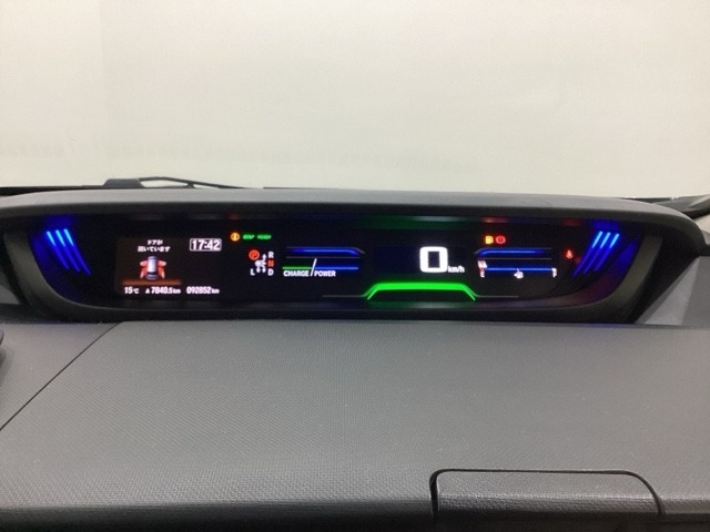 中央にデジタル表示のスピードメーターを配したハイブリット専用メーターになっています。左側のインフォメーション画面で燃費などの情報を確認できます。