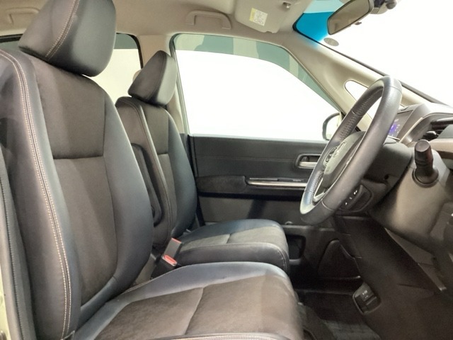 広い足元に肘掛けもついたゆったり座れるシートです。運転席と助手席の間が空いているため、助手席側への移動がスムーズです。交通量の多い道でも、助手席側から乗り降りができます。