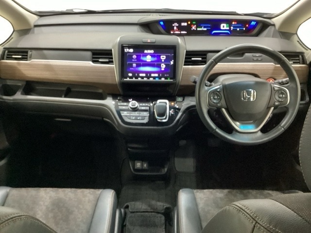 車内は光触媒抗菌消臭施工済です。スタイリッシュなデザインで暖かみのあるインパネ周りを演出します。グローブボックスやカップホルダーのほかにトレーなどたくさんの収納スペースが装備されています。