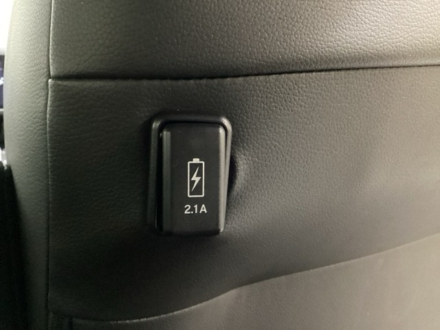 運転席の後ろには充電可能なUSB端子がついています。