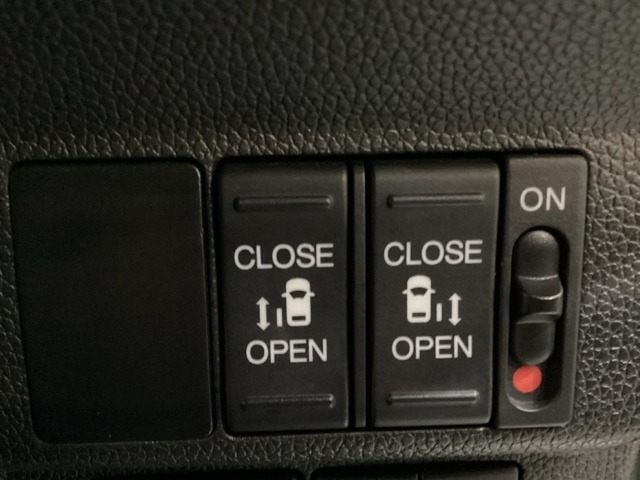 リアドアは乗り降りに便利な両側電動スライドドアです。また運転席に座っていながらスイッチ操作で自在にスライドドアを開け閉めできます。