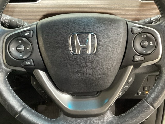 ハンドルにHondaセンシング系のクルーズコントロールやレーンキープアシストなどのスイッチと、オーディオの操作スイッチが装備されています。ハンドルから手を離さず安全に操作できます。