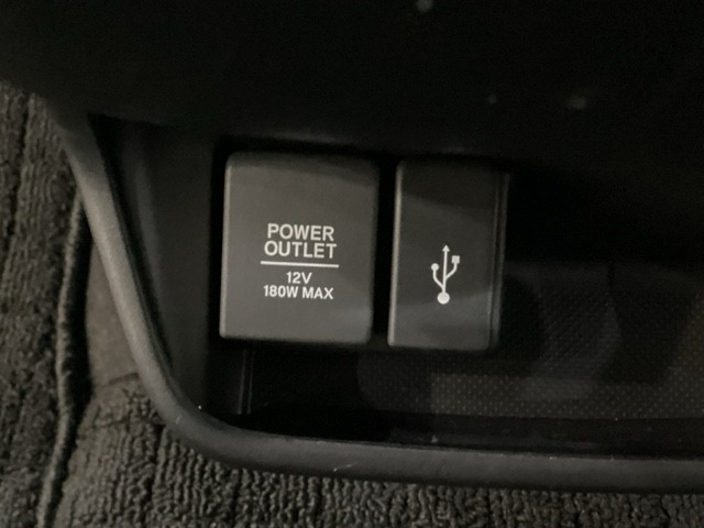 アクセサリーソケットはUSBのアダプターなどをつければ、スマホの充電にも使えます。横にはナビゲーション用の外部入力可能なUSB端子がついており、周辺には物が置けるボックスがついています。