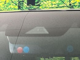 【トヨタセーフティセンス】走行中に前方の車両等を認識し、衝突しそうな時は警報とブレーキで衝突回避と被害軽減をアシスト。より安全にドライブをお楽しみいただけます。
