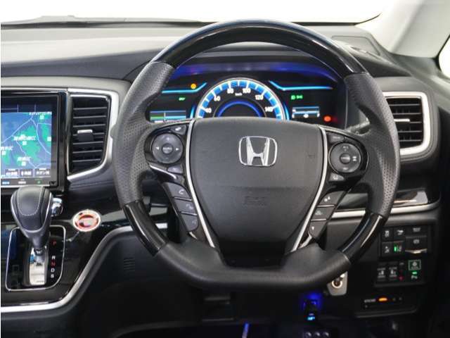 【Honda SENSING】 カメラ等装置で精度の高い検知能力を発揮、安全運転を支援します。ステアリング上のコントローラーに注目！