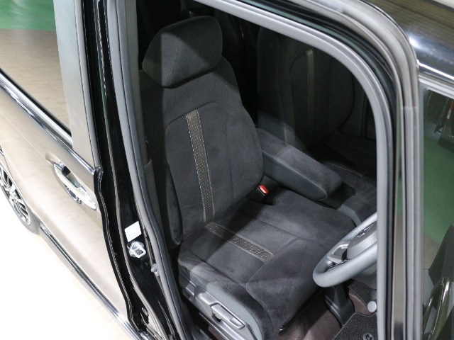 程よい硬さとホールド性が高いシートで長時間運転も快適です。
