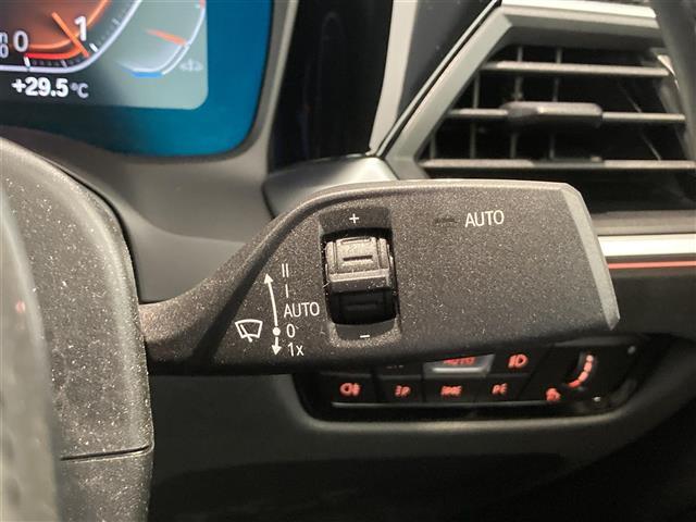 【運転席操作部】『運転席周辺の装備』の画像になります。快適なドライブを楽しむための機能が装備されています！運転席から触れるので使いやすいです！