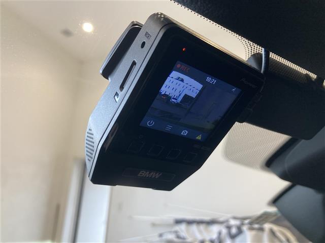 【ドライブレコーダー】映像・音声などの運転中の記録を残します。事故などを起こした起こされた時の証拠になりえますので、もしも時でも安心ですね。