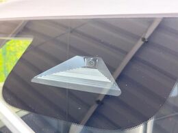【ホンダセンシング】走行中に前方の車両等を認識し、衝突しそうな時は警報とブレーキで衝突回避と被害軽減をアシスト。より安全にドライブをお楽しみいただけます。