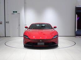 内装はCuoio、ダッシュボードはブラックの組み合わせです。こちらは左ハンドルのお車でございます。