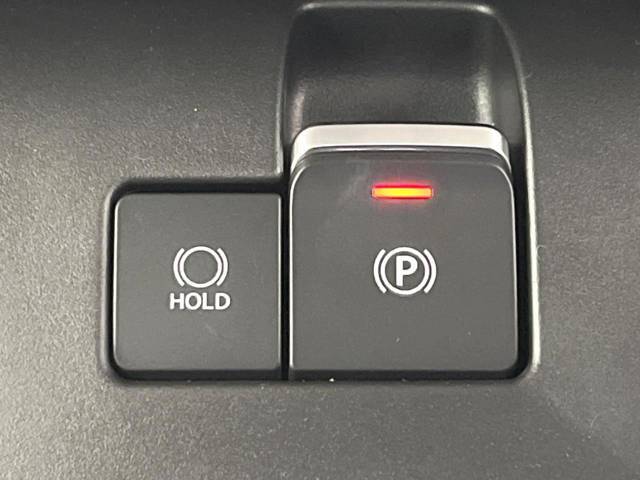 【電動パーキングブレーキ】パーキングブレーキは便利な電動式！ボタン一つで操作でき、アクセルを踏めば自動で解除されます♪レバーやペダルが無いので運転席廻りもすっきりしますね♪