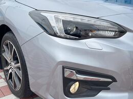 【ステアリング連動LEDヘッドライト】悪天候や夜間走行時も良好な視界を確保し安心して運転できる高輝度LEDヘッドライトを装備！点灯速度が早く、消費電力も抑えられています。