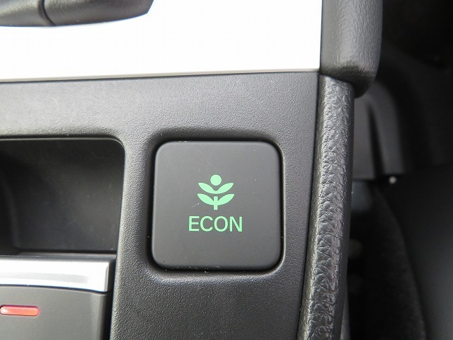 ECONボタンで低燃費モードに☆☆☆ECONスイッチを上手に使ってエコドライブ♪♪環境にもお財布にも優しい装備です☆☆☆