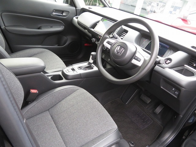 シンプルながら、機能性溢れるインパネ廻りです、視界性も良く運転しやすいです。各操作スイッチ類なども使いやすい位置に配置されています。