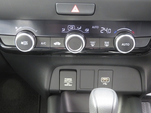 オートエアコン装備♪室内温度を設定すれば自動的に風量の調整をしてくれます♪車内をいつでも快適に保てます♪