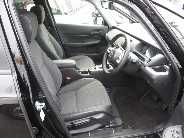 すわり心地の良い運転席・助手席です。長時間のドライブの疲れ軽減に貢献します。どうぞ快適なドライブを♪