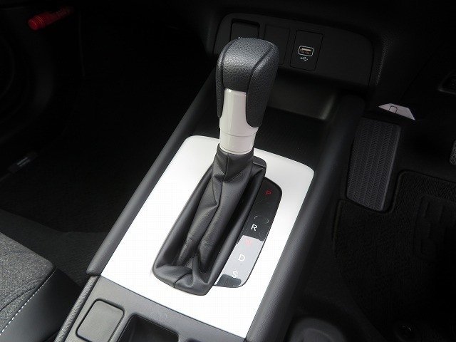 扱いやすい位置に配置されたフロアオートマチックです☆CVTを採用で滑らかでスムーズな走りが楽しめますよ♪