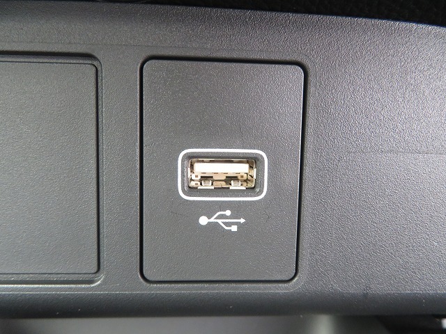 スマートフォンなどの音楽再生が可能なUSB接続ジャック装備車両です♪♪♪