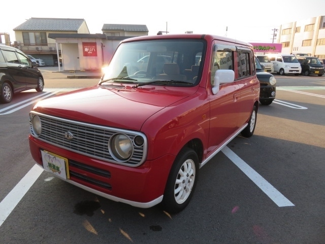 軽自動車・コンパクトカー・ミニバン・SUVなど、常時100台揃っている展示場へようこそにゃん！いろんなクルマがあるにゃん！