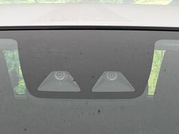 【スマートアシスト】走行中に前方の車両等を認識し、衝突しそうな時は警報とブレーキで衝突回避と被害軽減をアシスト。より安全にドライブをお楽しみいただけます。