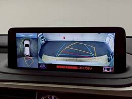 【パノラミックビューモニター】を装備しております。全周囲カメラで危険察知。狭い駐車場でも安心して駐車できますね。