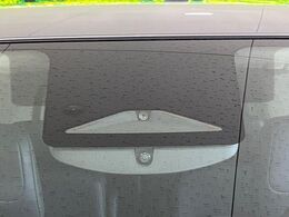 【インテリジェントエマージェンシーブレーキ】フロントカメラで前方の車両や歩行者を検知。衝突しそうな時は衝突被害軽減ブレーキが作動、衝突回避をサポート。より安全にドライブをお楽しみいただけます。