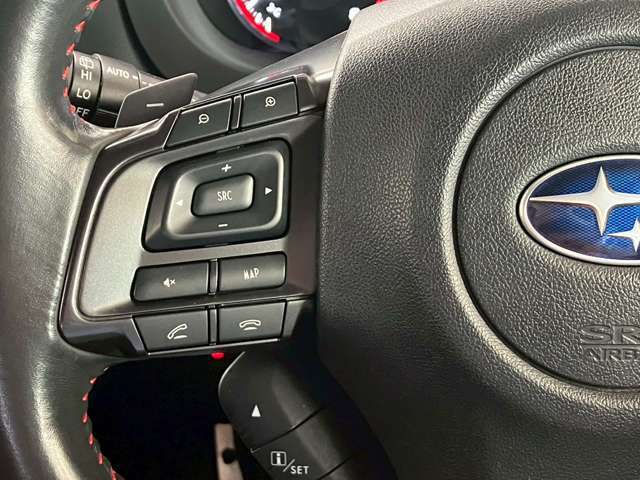 【ステアリングスイッチ】オーディオのボリュームの調節や、ラジオのチャンネルの変更、電話の受け取りなどを可能にします。運転中に目線を下げずに操作可能です。