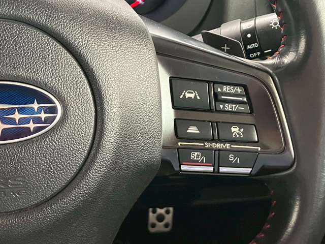 【ACC】一定速度での巡航はもちろん、前方の車両との距離を一定に保ちながら自動で加減速を行います。高速道路走行時には大変嬉しい機能です。