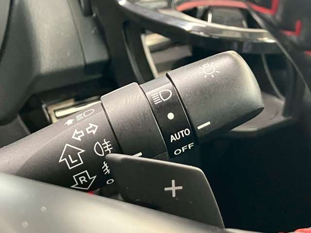 【オートライト】オートライトのメリットは付け忘れや消し忘れが無くなることです。屋内駐車場やトンネルに入ったとき、特に実感できます。
