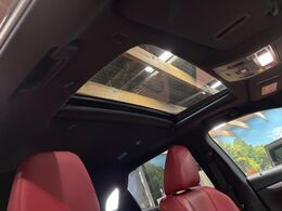 【サンルーフ】開放感たっぷりの希少装備、サンルーフが装着されています！車内に明かりを取り入れたり景色を楽しむ以外にも、車内の空気も簡単に換気できて快適です！