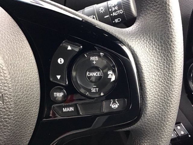 アクセルから足を離しても設定したスピードを保ち走行し、高速道路での疲労軽減に役立つクルーズコントロール付きです！