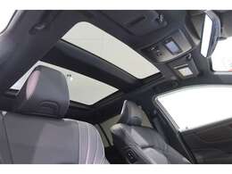 サンルーフ付き！眩しいときはシェードで隠せます☆