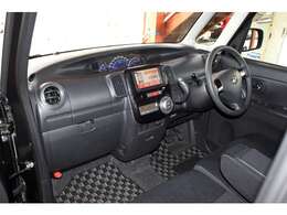 上級グレードらしく充実の装備内容です。内装状態は特に大きく目立つキズや汚れもなく、きれいな状態です♪気になるニオイもございません！