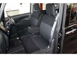 広々とした車内です。内装も気になるシミや汚れはないと思います。嫌な臭いやヤレもありません。ご満足いただけると思います。