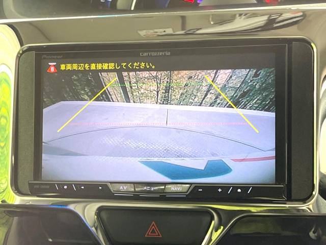 【バックカメラ】駐車時に後方がリアルタイム映像で確認できます。大型商業施設や立体駐車場での駐車時や、夜間のバック時に大活躍！運転スキルに関わらず、今や必須となった装備のひとつです！