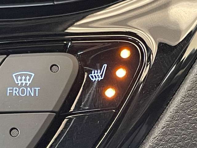 【シートヒーター】寒い日に重宝するシートヒーター！エアコンより早く温まってくれるので寒がりの人も安心ですね♪エアコンの温風は乾燥するから苦手、という方にもをおすすめです。