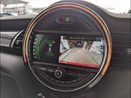 【バックカメラ】装備。後方確認に役立ち、楽々駐車やバックをしていただけます。