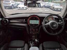 MINIならではのコックピット！！高級感があり、かつシンプルなデザインが飽きがこないとご好評いただいております。スイッチ一つ一つにも「こだわり」とセンスを感じます。