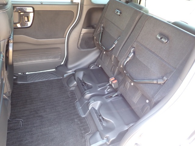 ◆チップアップ＆ダイブダウン機構付【ULTR SEAT】は後席座面を左右分割で跳ね上げることができます。トランクで積載できない背の高い荷物をラクラク収納できます。ホンダ車ならではの人気装備です。
