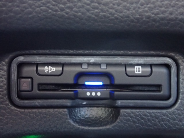 ■【ETC車載器】が装備されています。セットアップをしてお渡しとなり、ETCカードを差し込むだけで高速道路の利用が可能です。