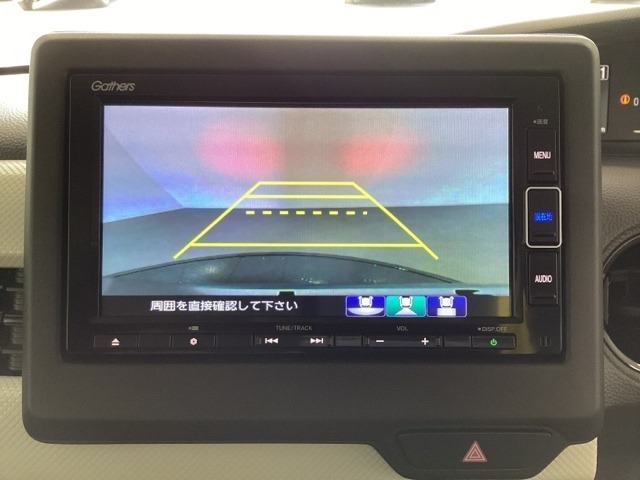 バックでの車庫入れも安心です！　リアカメラが付いているバックモニター付のナビを装備しております。操作線もついており距離感も画面から確認できます。