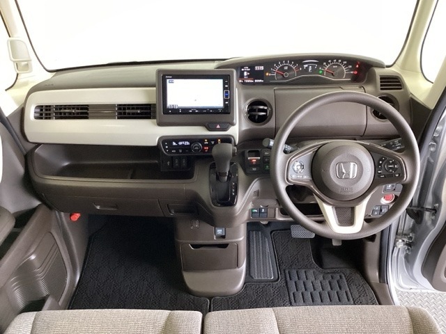 車内は光触媒抗菌消臭施工済です。スタイリッシュなデザインで暖かみのあるインパネ周りを演出します。グローブボックスやカップホルダーのほかにトレーなどたくさんの収納スペースが装備されています。