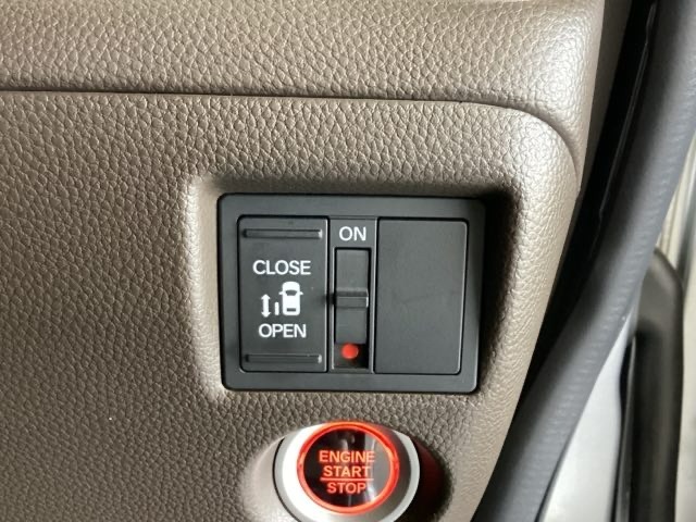 左側電動スライドドアは運転席からでも操作ができるように、ハンドル付近に開閉の操作スイッチが付いています。