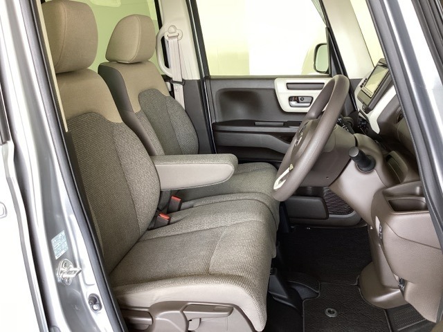 女性でも運転がしやすいように、シートの高さ調整機能（シートリフター）がついています。運転席と助手席の間が空いている為、助手席側への移動がスムーズです。交通量の多い道でも助手席側から乗り降りができます。