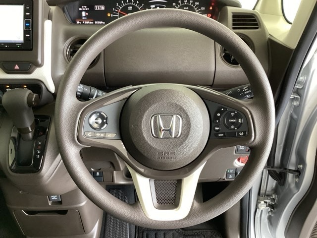 ハンドルにHondaセンシング系のクルーズコントロールやレーンキープアシストなどのスイッチと、オーディオの操作スイッチが装備されています。ハンドルから手を離さず安全に操作できます。