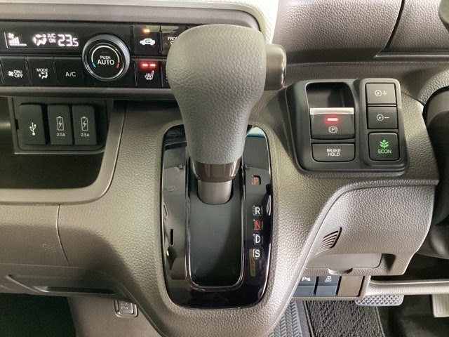 CVT車のセレクトレバーです。低速から高速まで、変速ショックのないスムーズな走りと、エンジン効率のよい領域を維持して燃費にも貢献します。サイドブレーキはスイッチ操作の電子制御パーキングブレーキです。