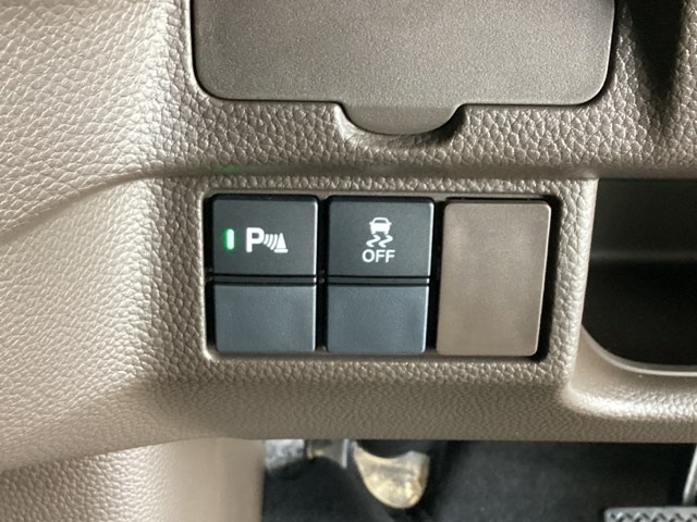 ハンドルの左下にHondaセンシング用の、VSA（ABS＋TCS＋横滑り抑制）解除スイッチなどがついています。